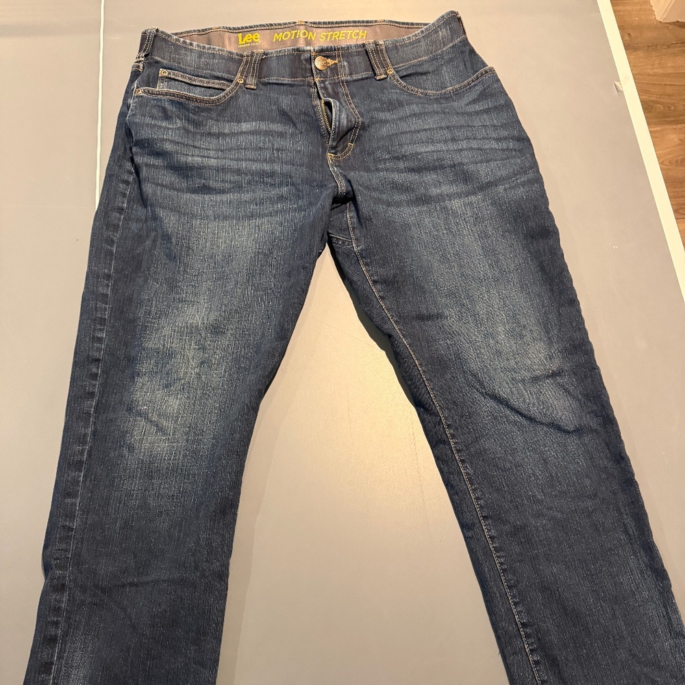 Men's Lee dark wash denim jeans straight  size 36 x 30 length more like 29